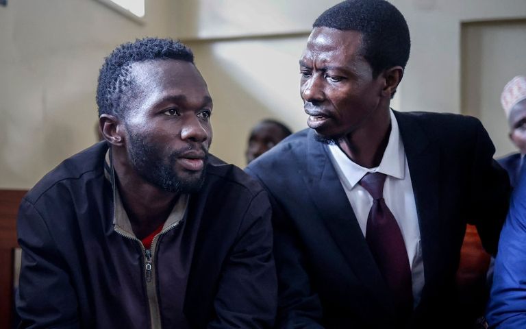 المتهم مع محاميه القاتل المتسلسل المشتبه به كولينز خالوشا