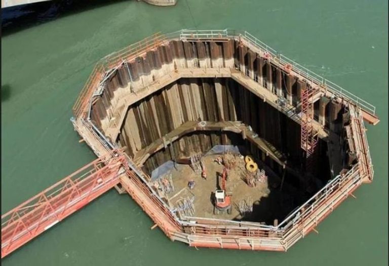 إحدى الجرار التي كانت على متن السفينة