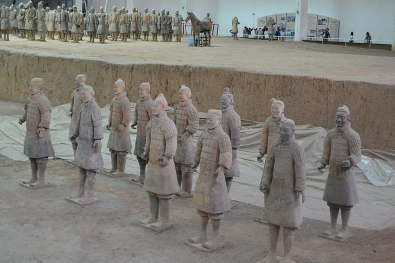 جنود الطين متراصون في المقبرة