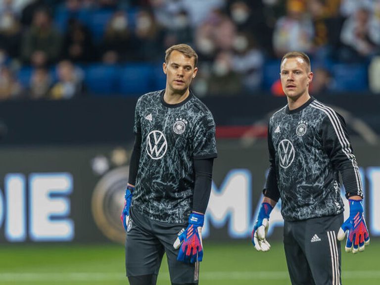 مانويل نوير ومارك أندريه تير شتيغن بقميص منتخب ألمانيا مانويل نوير