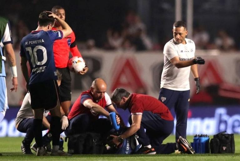 لحظة سقوط لاعب في كأس ليبرتادوريس  سيارة الإسعاف في مباراة ناسيونال وساو بولو