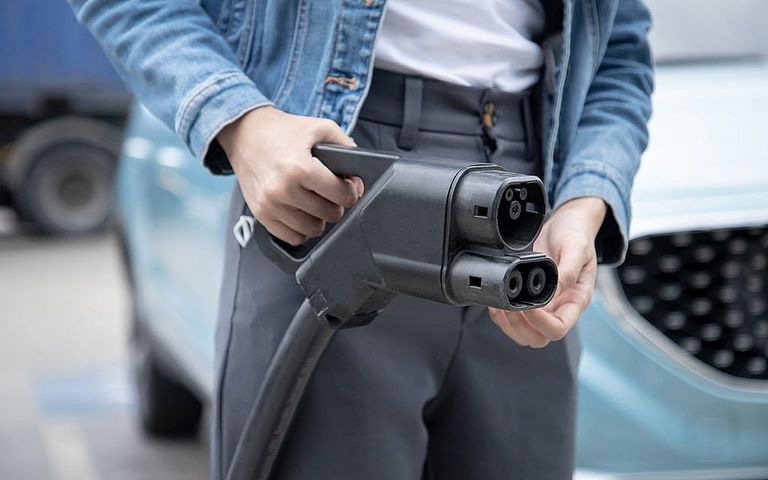 نصائح لشحن السيارة الكهربائية أثناء الرحلة