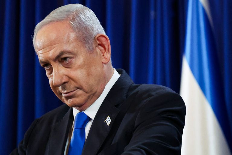 فلسطيني يبكي أحد أقاربه بعد غارة إسرائيلية
