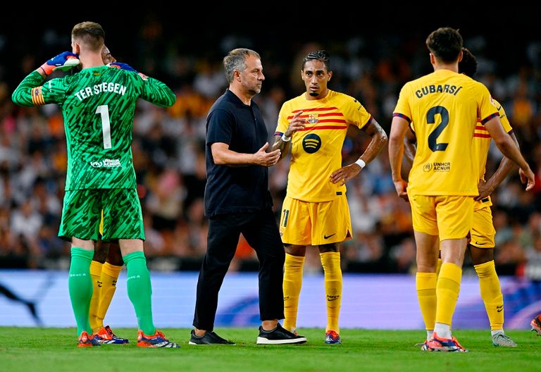 برشلونة هانز فليك مع لاعبي برشلونة