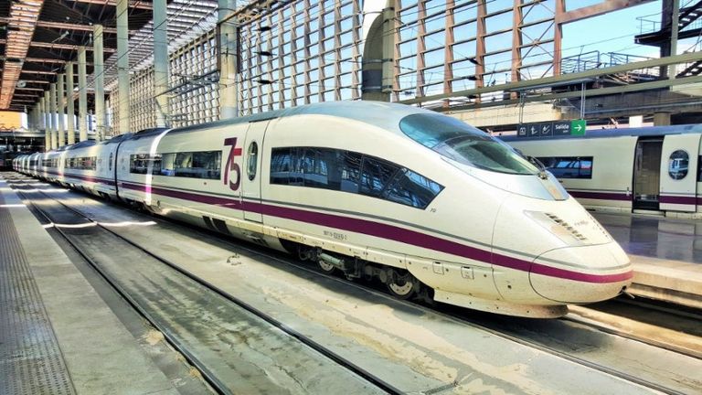 قطار Renfe AVE 103 قطار Shanghai Maglev أسرع قطار في العالم