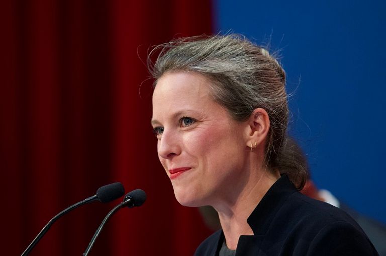 لوسي كاستيه مرشحة حزب فرنسا الأبية لمنصب رئاسة الوزراء الرئيس الفرنسي إيمانويل ماكرون