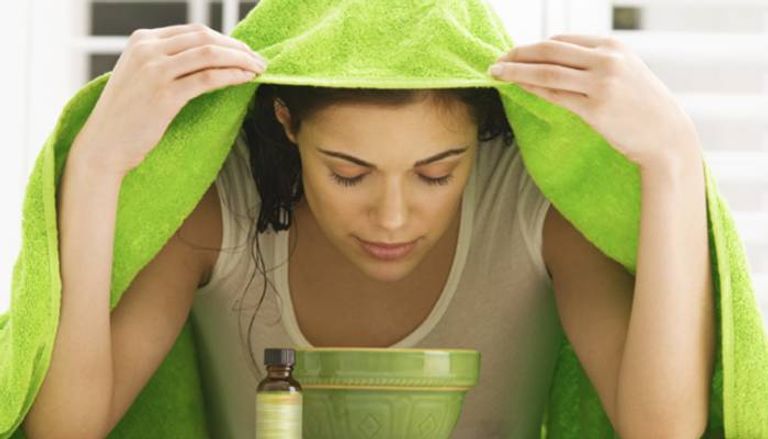 خطوة البخار للتنظيف العميق للبشرة تنظيف البشرة العميق