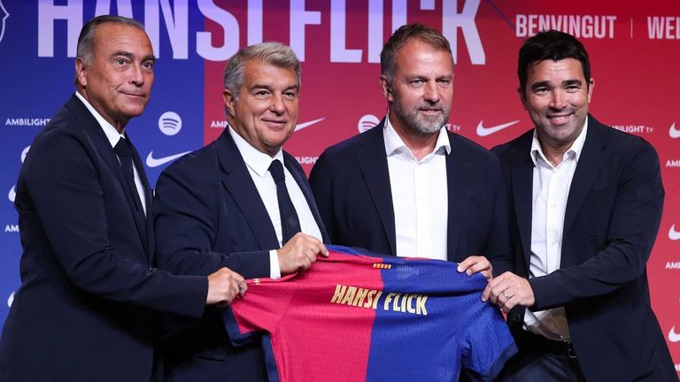 خوان لابورتا رئيس برشلونة مع هانز فليك