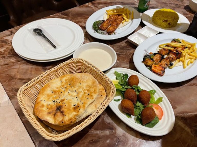 مطعم فيفث سيزون أحد أفضل المطاعم العائلية في الباحة