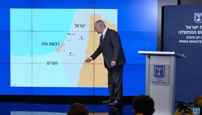نتنياهو أثناء الشرح على الخريطة 