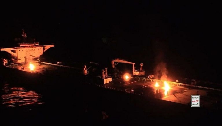 السفينة سونيون أثناء تعرضها للحريق