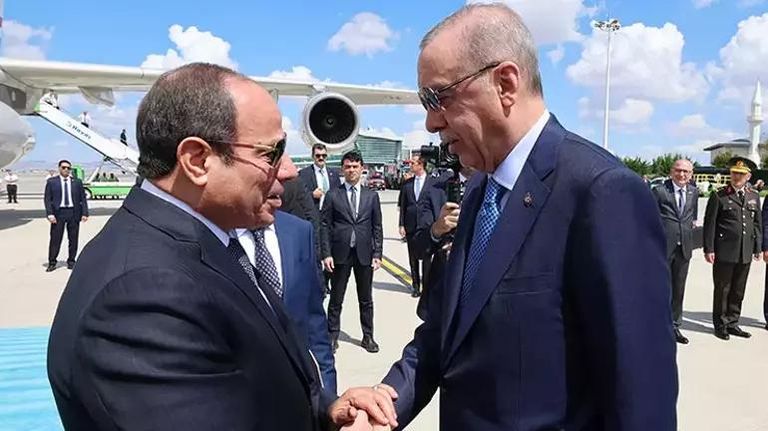 السيسي لدى وصوله إلى أنقرة