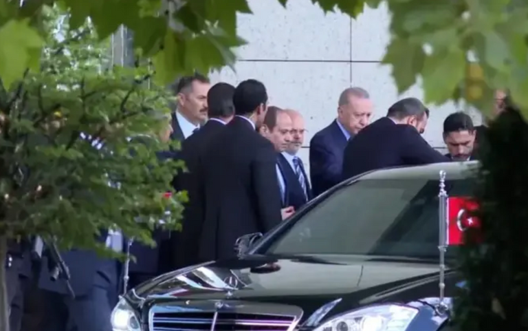 السيسي لدى وصوله إلى أنقرة