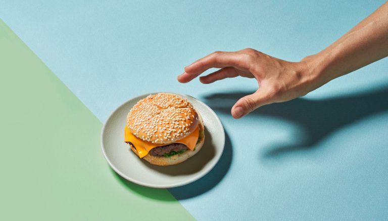 طرق التعامل مع الأكل العاطفي طرق التعامل مع الأكل العاطفي