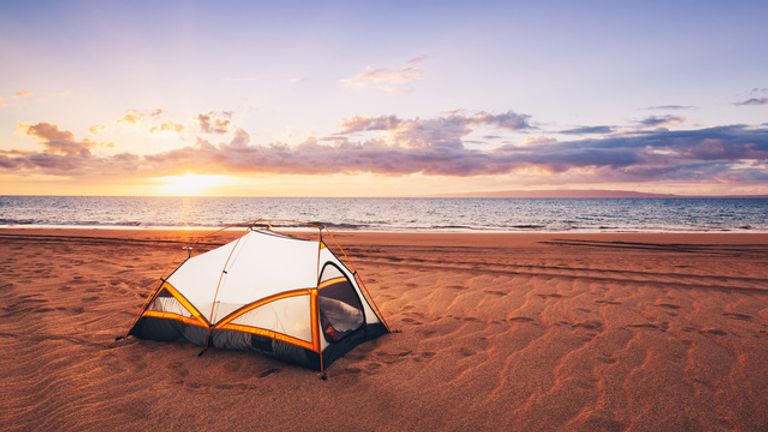 مخيم راك تيتانيك أحد أفضل الشواطئ في رأس الخيمة أفضل شواطئ رأس الخيمة