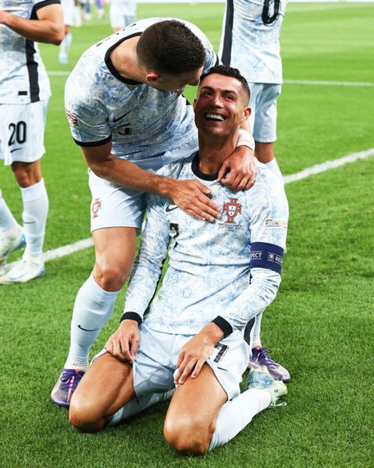البرتغالي كريستيانو رونالدو يحتفل بهدفه الـ900