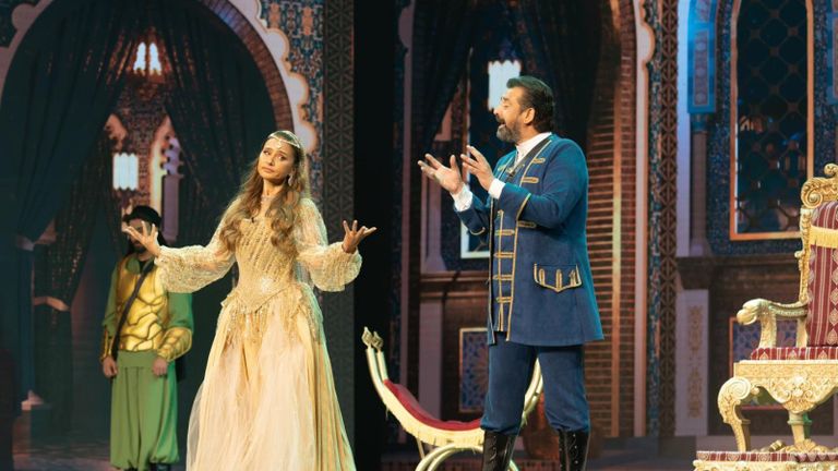 الفنان كريم عبدالعزيز