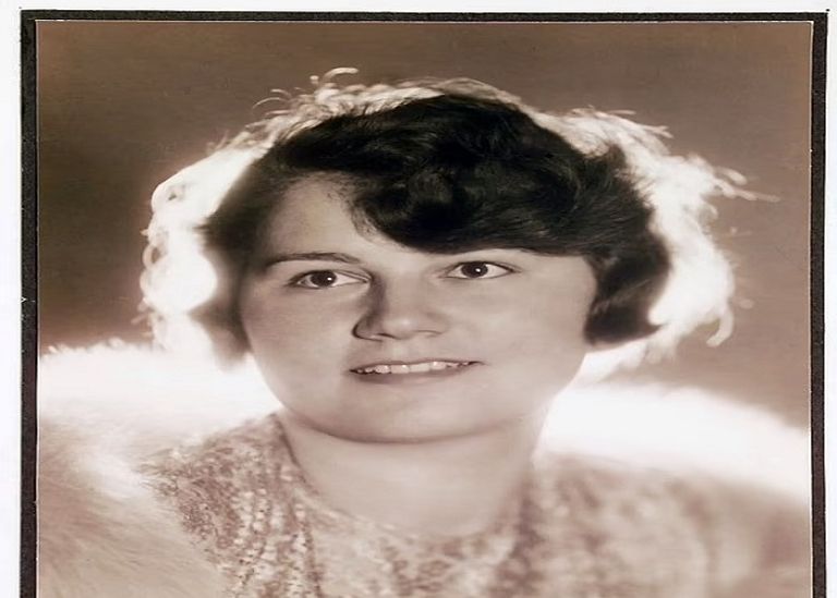 بأنجيلا "جيلي" راوبال هتلر مع إيفا براون