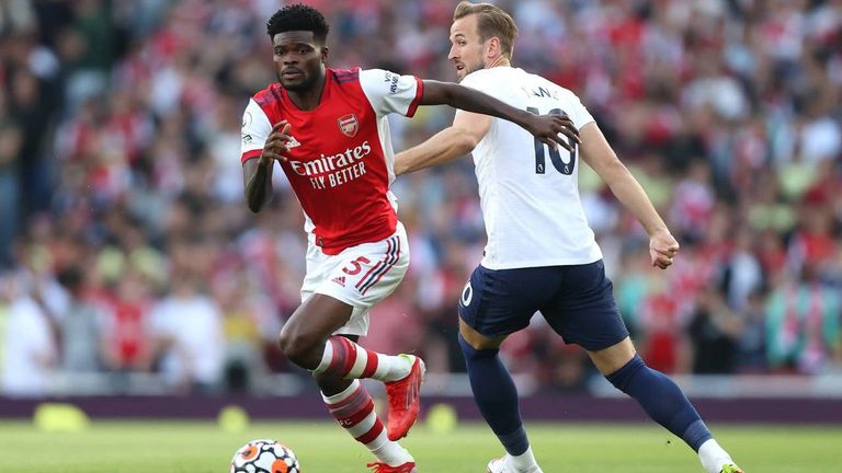 توماس بارتي بقميص أرسنال الإنجليزي توماس بارتي أمام برشلونة