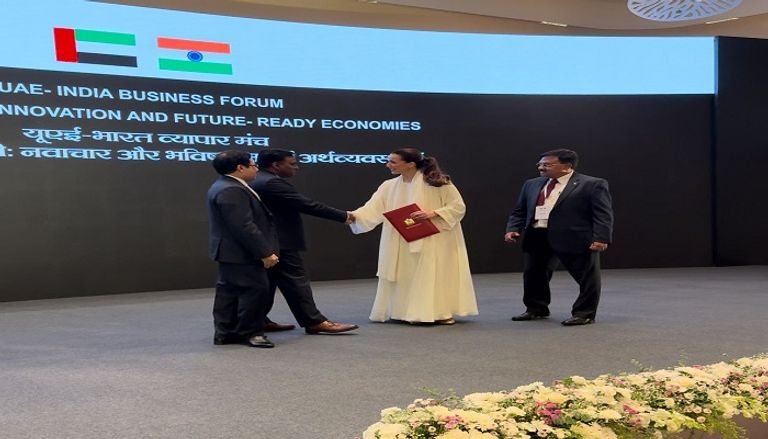 الدكتور ثاني الزيودي خلال المشاركة بالملتقى بجانب الشركاء الهنديين