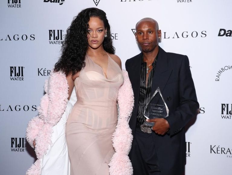 ريهانا في إطلالة ثمينة للغاية