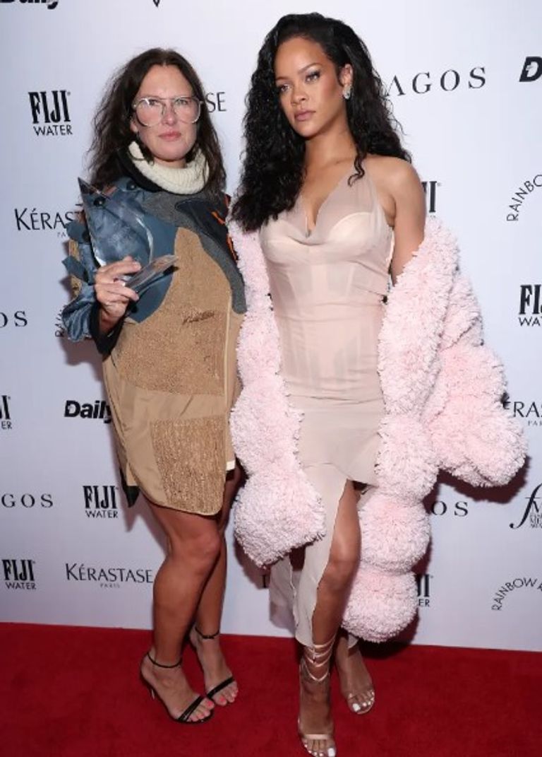 ريهانا في إطلالة ثمينة للغاية