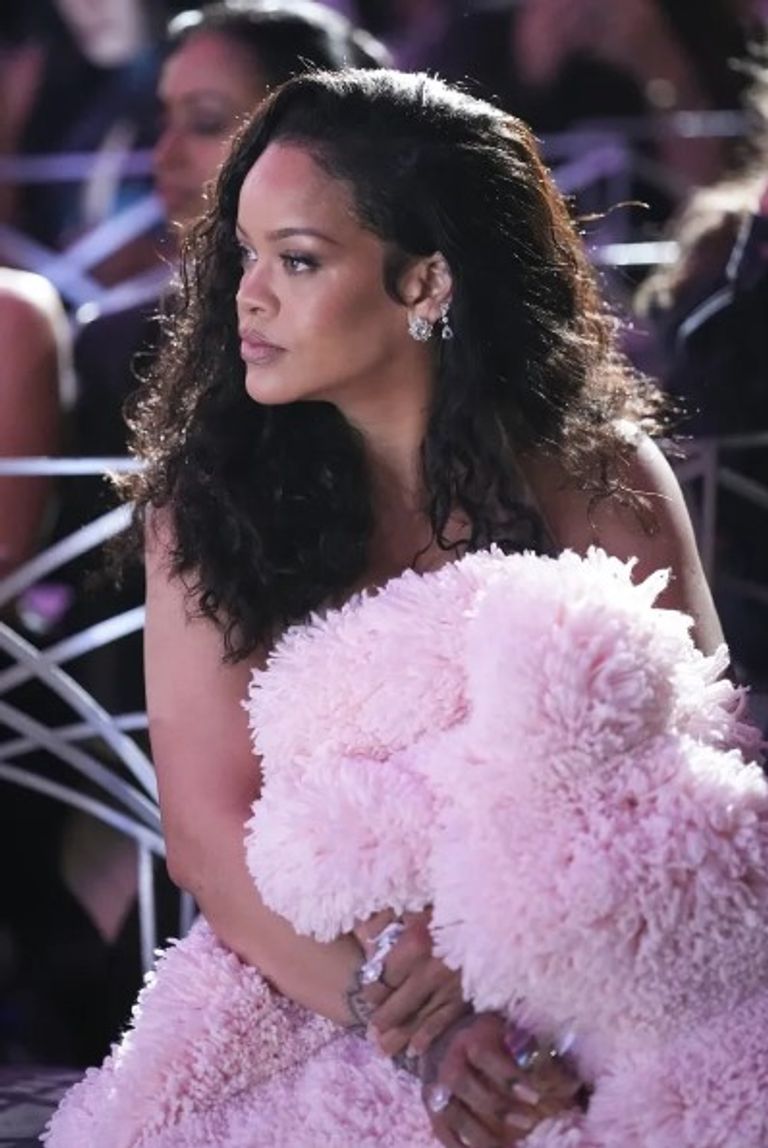 ريهانا في إطلالة ثمينة للغاية