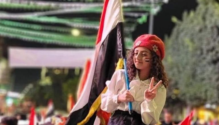 طفلة يمنية ترفع العلم في احتفاء بثورة 26 سبتمبر - أرشيفية