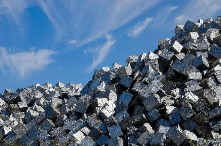 السيليكون عنصر رئيسي في أشباه الموصلات والمستقبل الذكي والمستدام