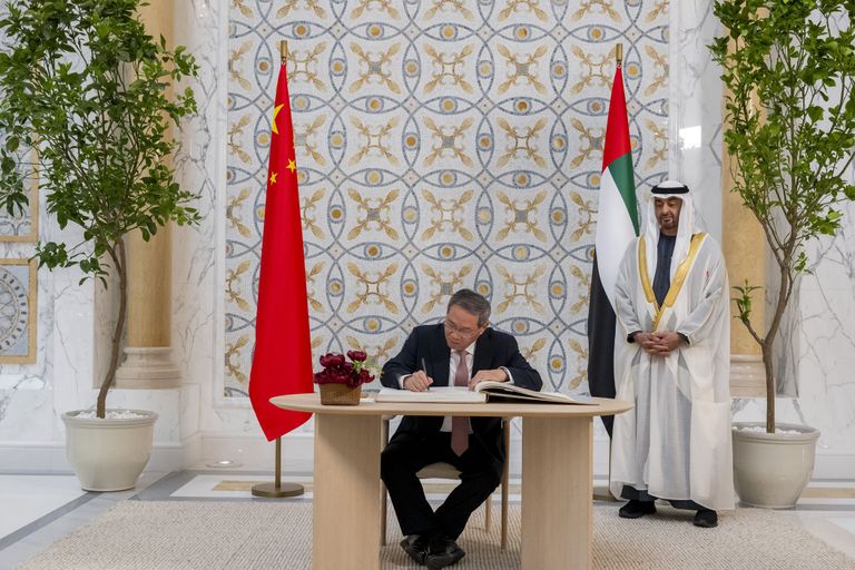 الشيخ محمد بن زايد آل نهيان رئيس دولة الإمارات ورئيس مجلس الدولة الصيني