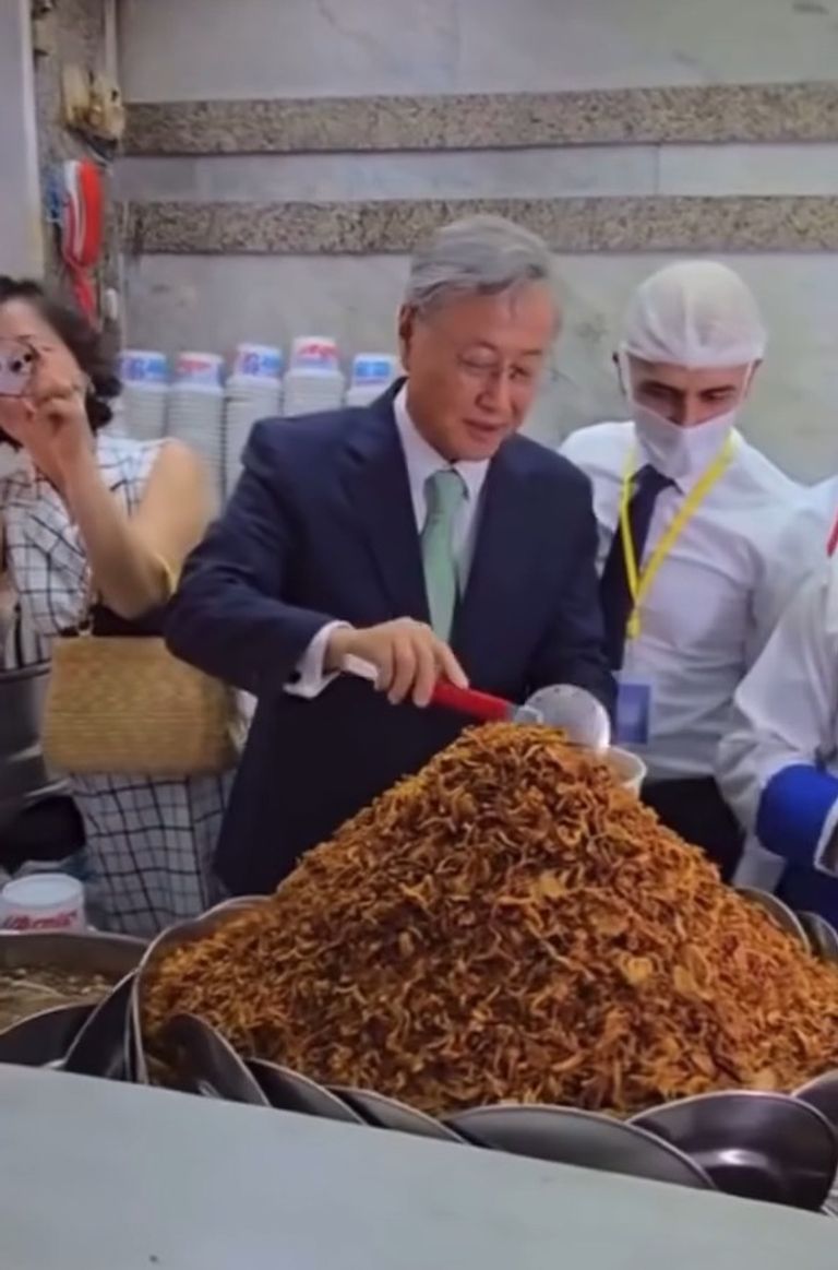 سفير كوريا الجنوبية داخل مطعم كشري