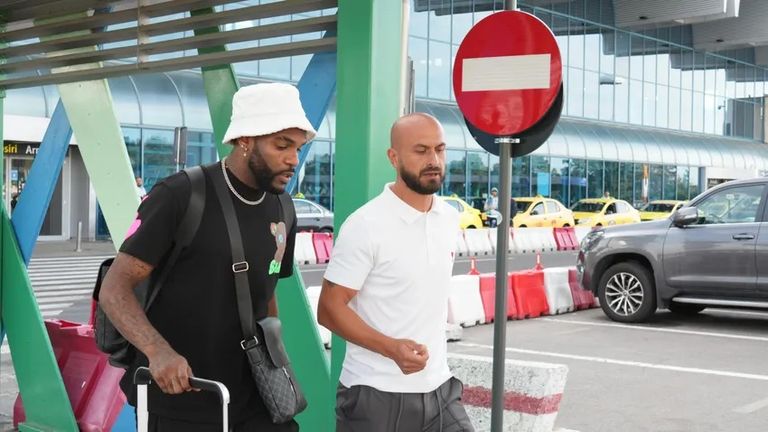 أرون بوبيندزا بوبيندزا يصل إلى رومانيا