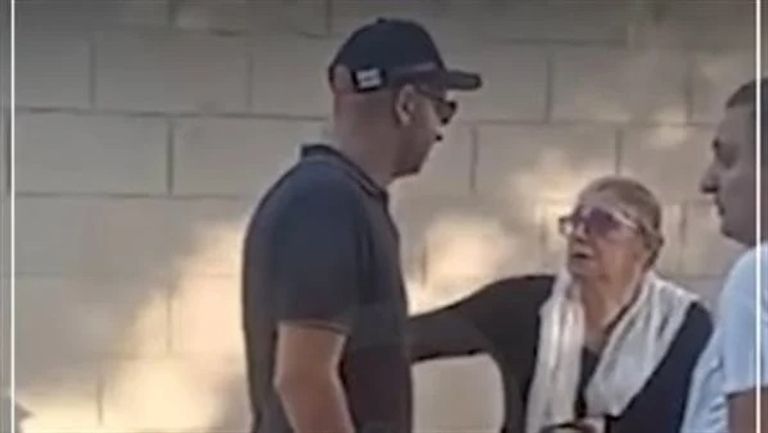 حنان سليمان في جنازة ناهد رشدي