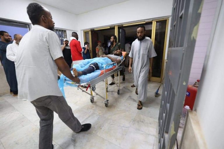 نقل المصابين إلى المستشفى