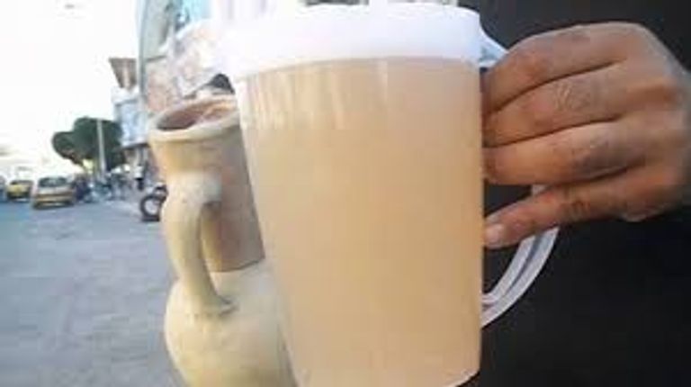 عصير النخلة يتم استخراجه من الجمار أو ما يطلقون عليه اسم "شحمة النخلة"