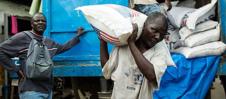 عمال الموانئ السودانيون يفرغون شحنة مساعدات أمريكية