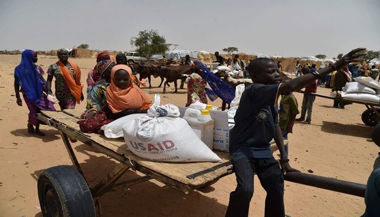 عمال الموانئ السودانيون يفرغون شحنة مساعدات أمريكية