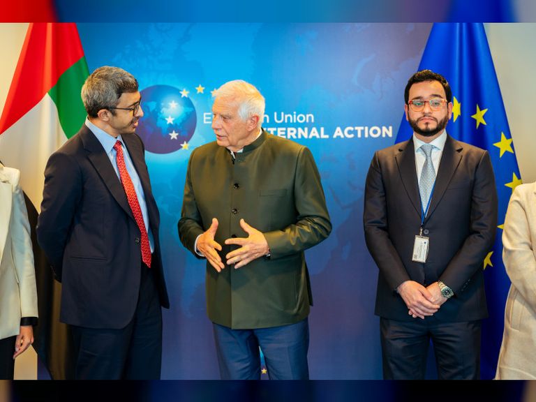 الشيخ عبدالله بن زايد آل نهيان وجوزيب بوريل في لقاء عُقد في أبوظبي