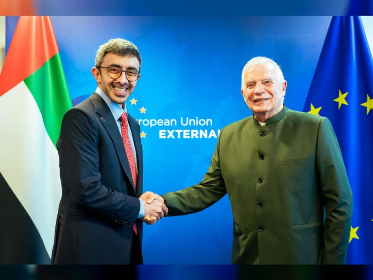 الشيخ عبدالله بن زايد آل نهيان وجوزيب بوريل في لقاء عُقد في أبوظبي