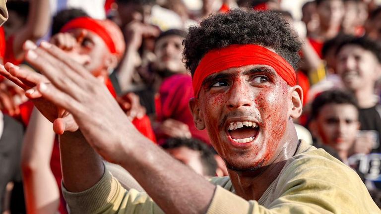 أحد مشجعي كرة القدم الصغار في عدن