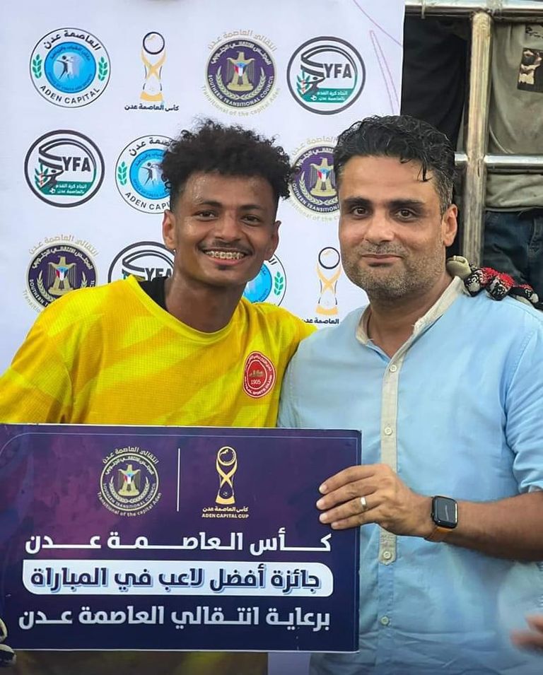 أحد مشجعي كرة القدم الصغار في عدن