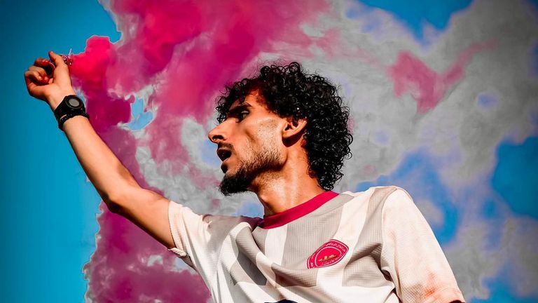 أحد مشجعي كرة القدم الصغار في عدن