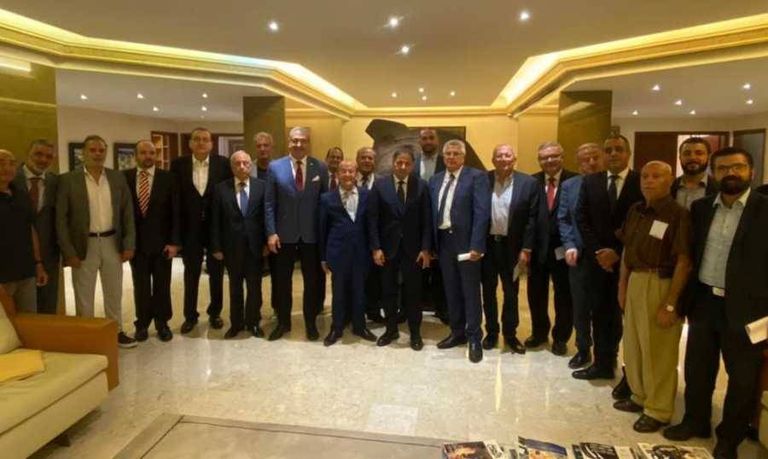 حاكم مصرف لبنان بالإنابة مع  وفد جمعية منشئي وتجار الأبنية في لبنان ليرة لبنانية ودولار أمريكي - أرشيفية