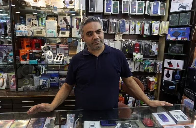 متجر إلكترونيات في بيروت أحد المصابين من تفجيرات بيروت