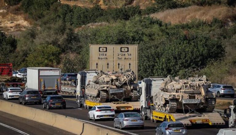 جندي إسرائيلي فوق دبابة في طريقها إلى الحدود الشمالية مع لبنان