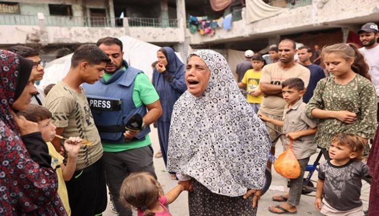 فلسطينية تبكي بعد تعرض مدرسة كانت تستخدمها وآخرون مأوى للقصف الإسرائيلي