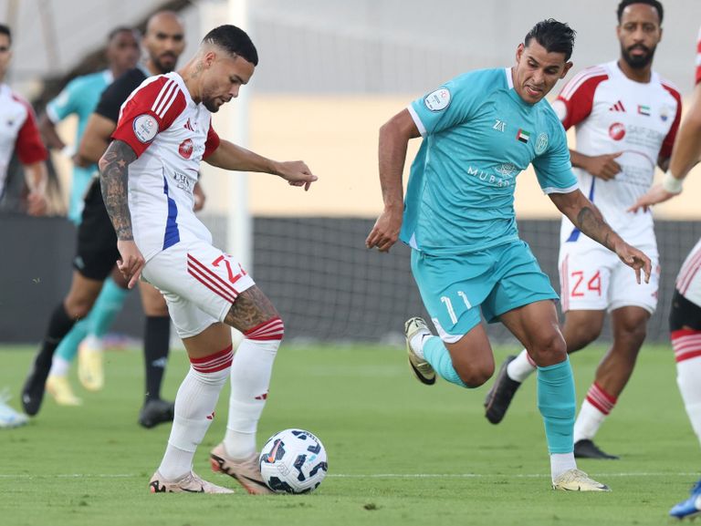 الشارقة والجزيرة جانب من مباراة الشارقة والجزيرة