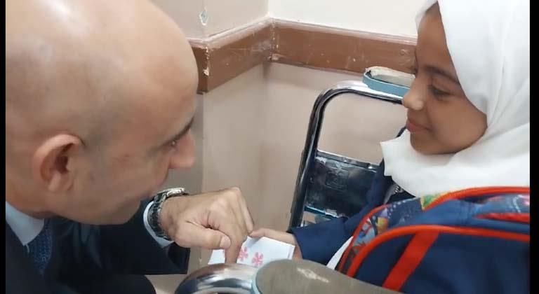 وزير التعليم المصري مع طالبة من ذوي الهمم