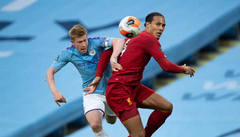 فيرجل فان دايك وكيفن دي بروين محمد صلاح مهاجم ليفربول