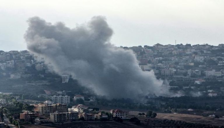 تصاعد الدخان من موقع غارة إسرائيلية استهدفت قرية الخيام في جنوب لبنان